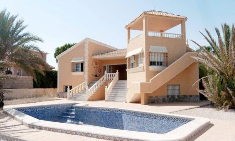 Villa for sale in La Manga del Mar Menor