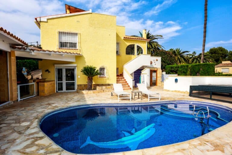 Spacious villa for sale in La Viña