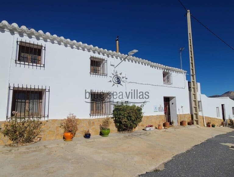 Country House for Sale in Chirivel