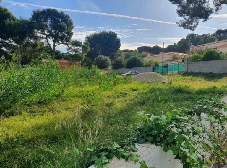 Flat plot for sale in Cap Blanc
